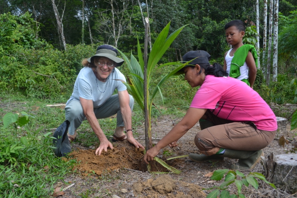 Liz plants tree in Bukit Lawang area